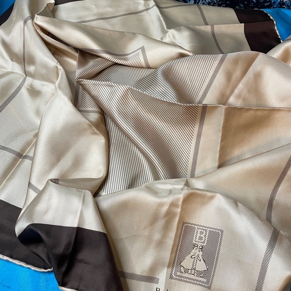 Burberrys of London Cream and Brown Scarf 100% Silk New Condition - Picture 5 of 6